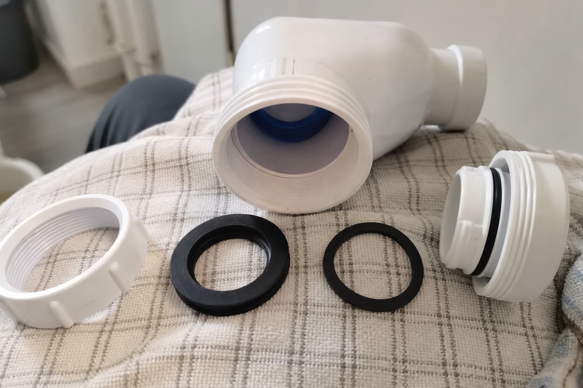 siphon démonté avec joints neufs alignés