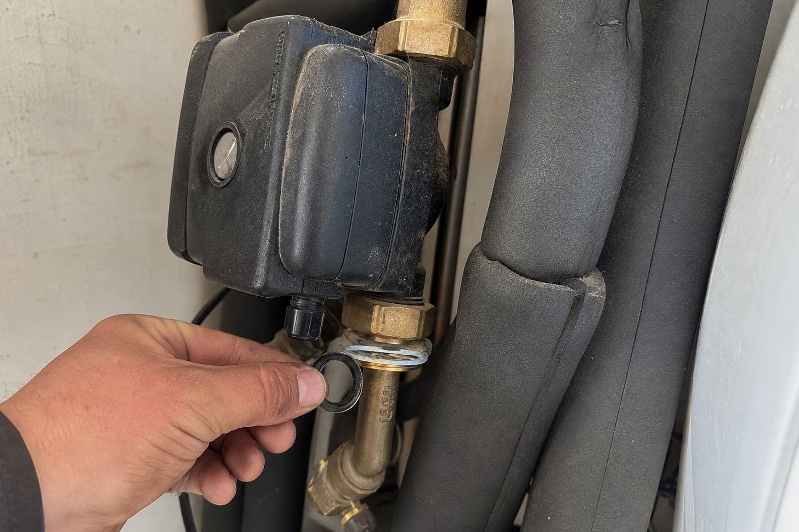 pompe circulation chauffe-eau et raccord neuf