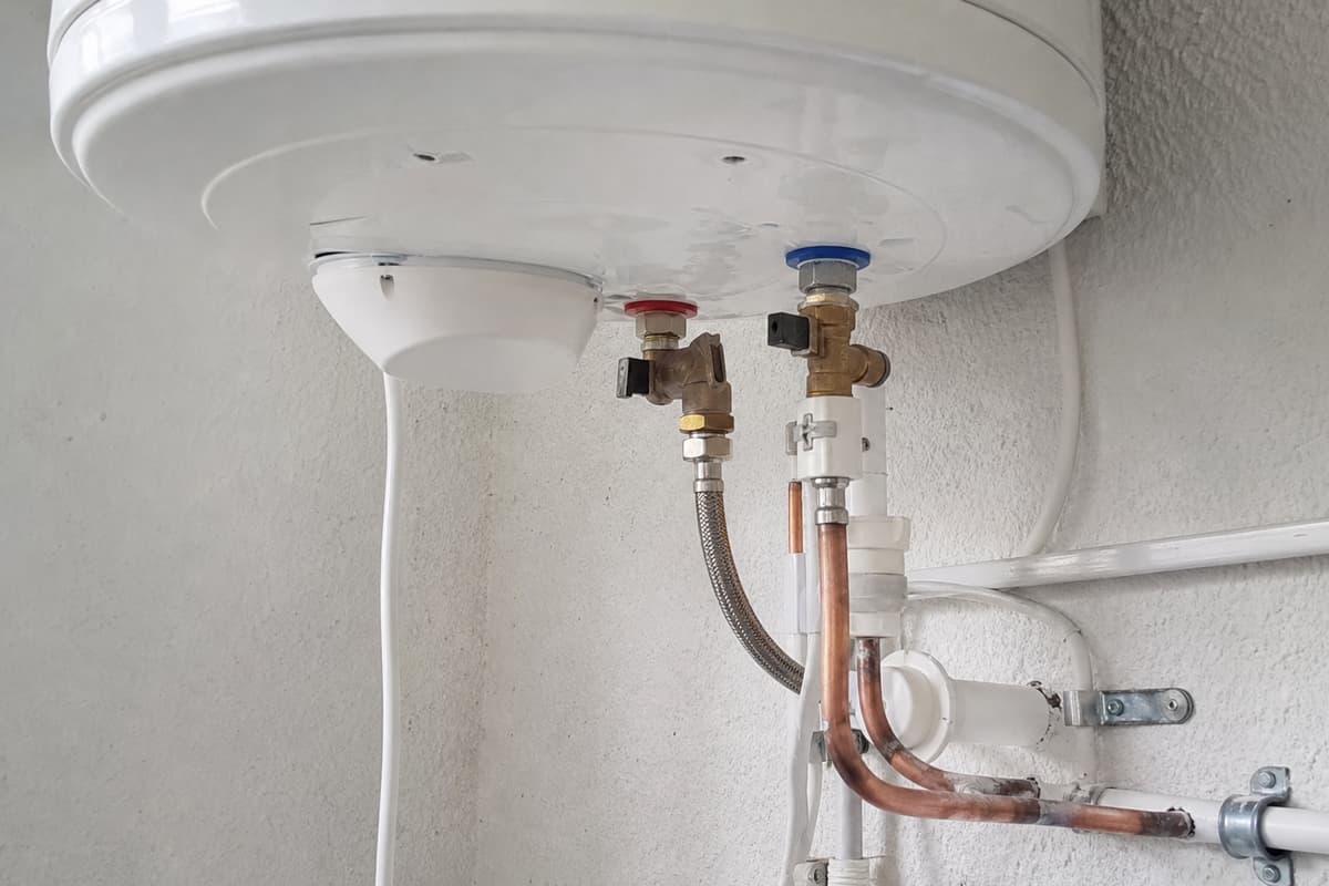 chauffe-eau avec nouveaux raccords propres